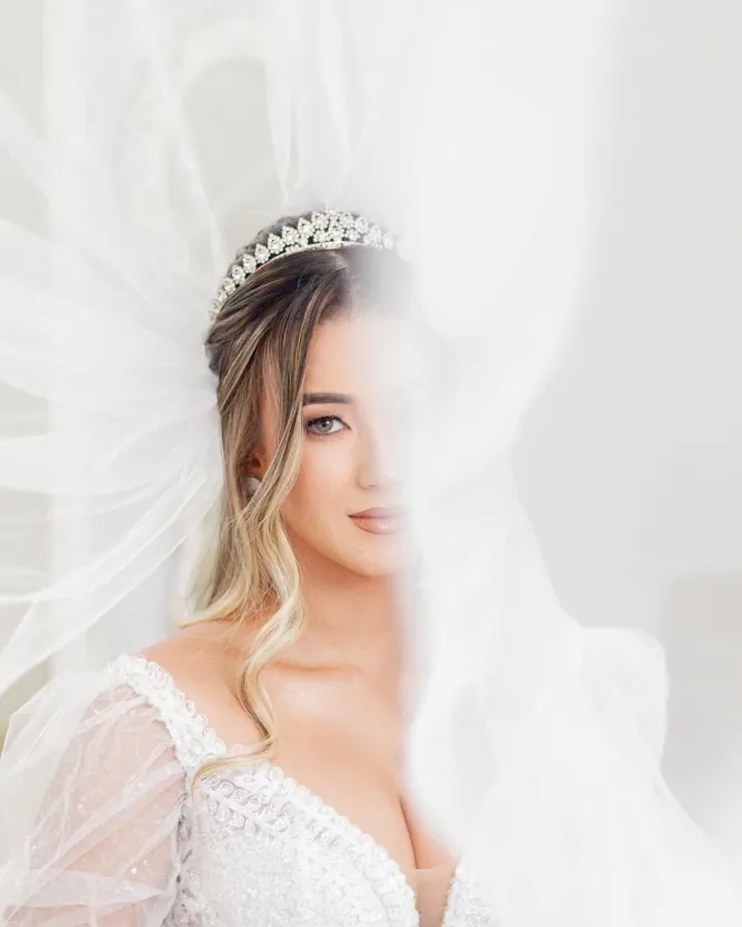 Noiva com tiara, parcialmente coberta pelo véu