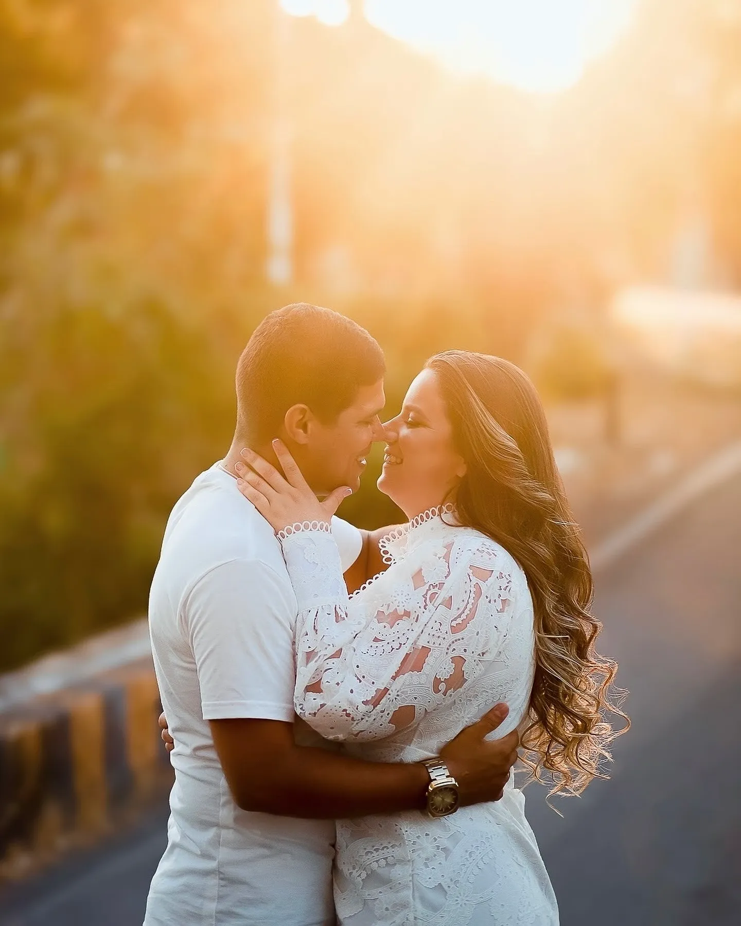 Casal abraçado ao pôr do sol em uma estrada